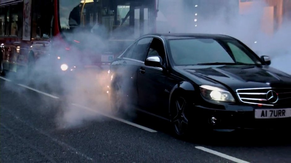 Hot Video: Burnout masiv cu Mercedes C63 AMG in centrul Londrei!
