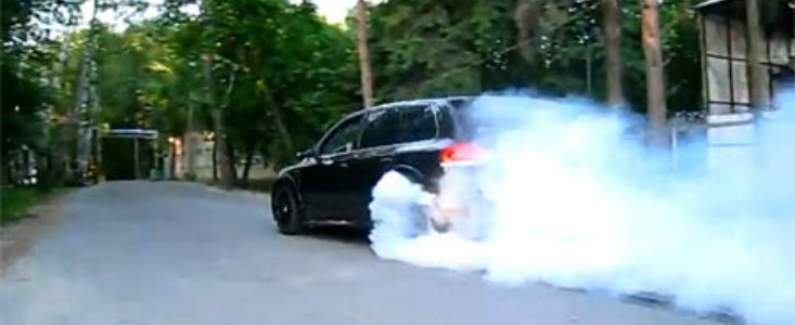 HOT VIDEO: Burnout masiv cu un Volkswagen Touareg W12 Twin-Turbo!