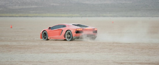 Hot Video: Lamborghini Aventador LP700-4 ia cu asalt desertul californian!