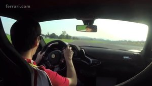 Hot Video: Strabate un tur de pista la bordul noului Ferrari 458 Speciale!