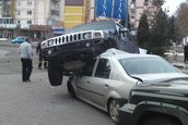 Hummer vs. Logan: dragoste interzisa la Gura Humorului