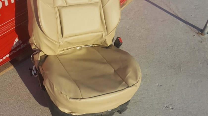 Husa auto imitatie de piele de culoare crem