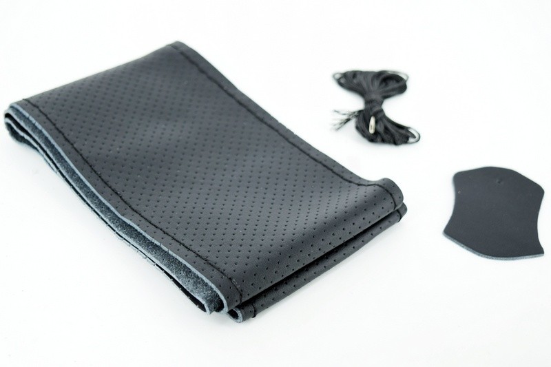 Husa Volan LUXA027 Piele Cu Gaurele Marime M + Ac Si Ata Culoare Negru 170817-24