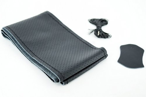 Husa Volan LUXA027 Piele Cu Gaurele Marime M + Ac Si Ata Culoare Negru 170817-24