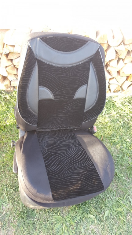 Huse auto negre din material plusat cu inserti de piele
