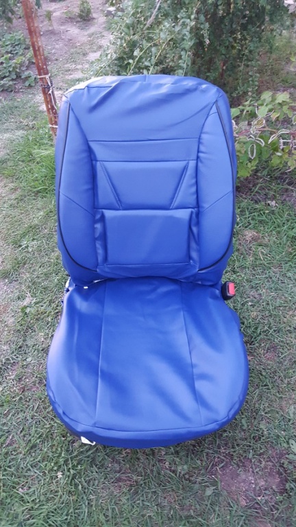 Huse de imitatie piele de culoare albastra cu masaj la spate