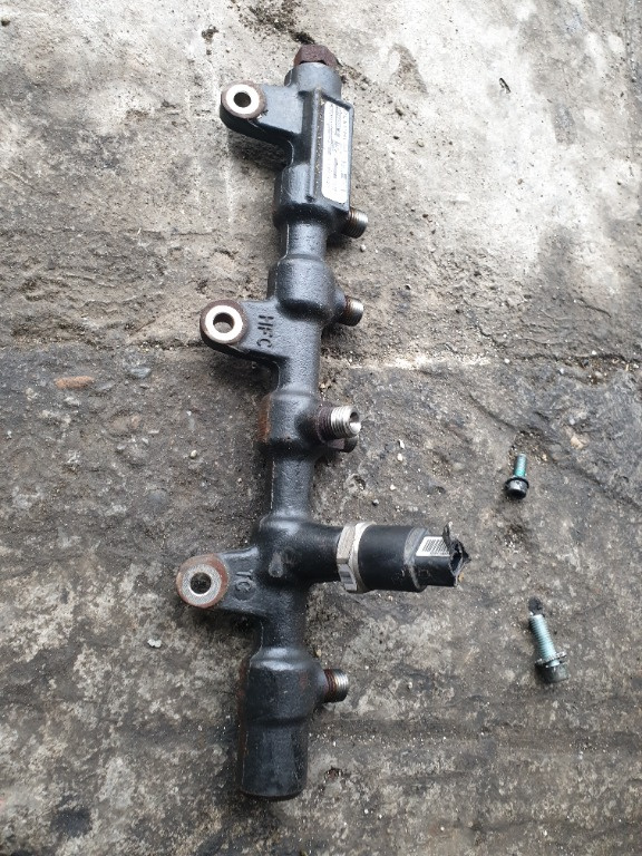 Hyundai Terracan,Kia 2.9,Rampa Injectoare Completa cod 31500-4x500