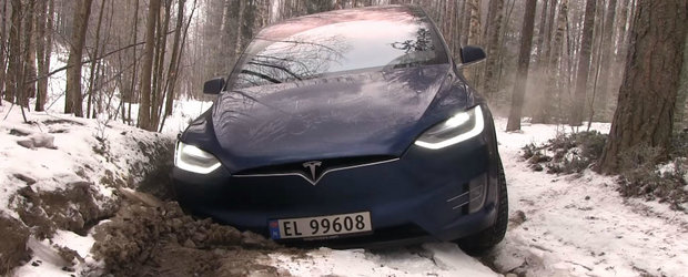 I-a cam dat cu virgula. Tesla Model X esueaza lamentabil intr-un test pe teren accidentat