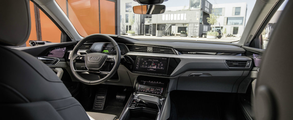 Ia-ti adio de la butoane. Noua masina de la Audi are trei ecrane in bord si alte doua pe portiere Ia-ti adio de la butoane. Noua masina de la Audi are trei ecrane in bord si alte doua pe portiere