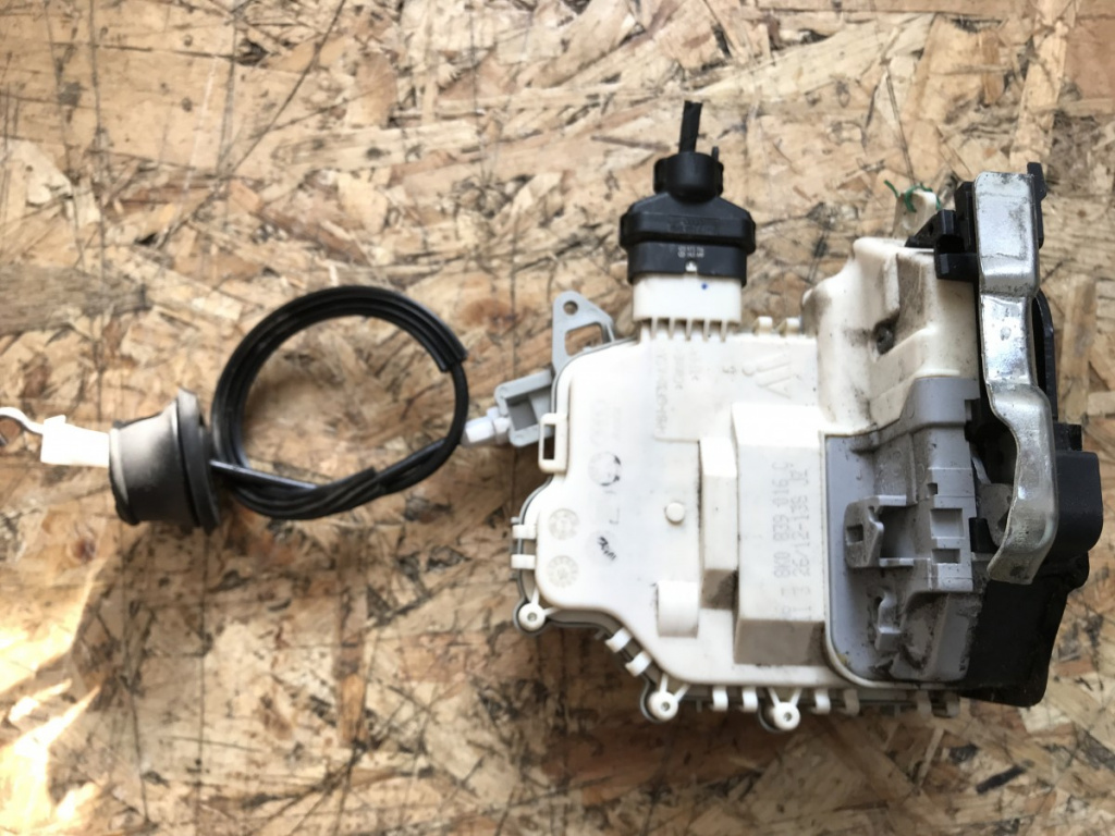 Iala broasca usa dreapta spate A4 B8 combi 2013 (8K0839016C)