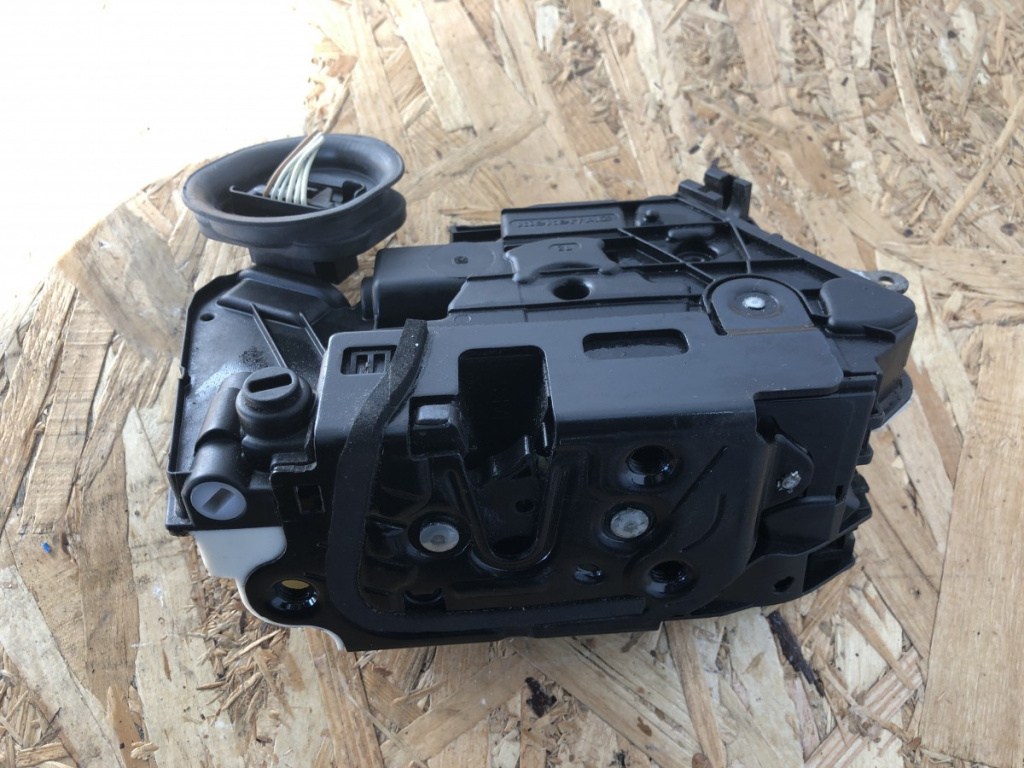 Iala broasca usa stanga spate VW Golf 6 sedan 2010 (5K4839015H)
