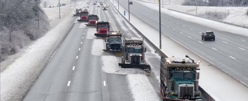 Iarna nu i-a luat pe nepregatite. Asa se curata o autostrada din SUA in doi timpi si trei miscari