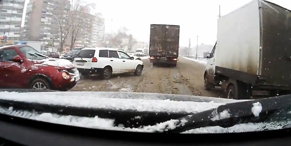 Iarna nu-i ca vara in Rusia: un accident nu este de ajuns Iarna nu-i ca vara in Rusia: un accident nu este de ajuns