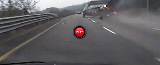 Iata ce efecte devastatoare poate avea explozia unei anvelope de camion Iata ce efecte devastatoare poate avea explozia unei anvelope de camion