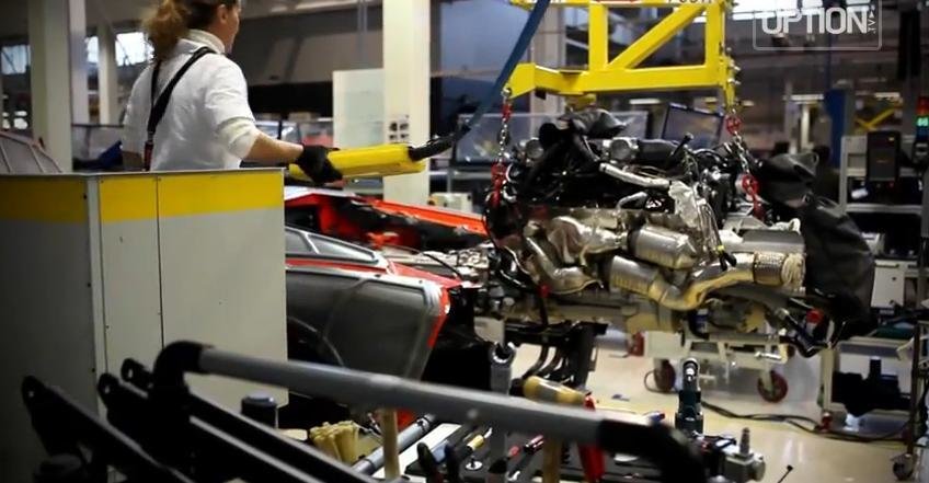 Iata cum se pune motorul intr-un Lamborghini Aventador