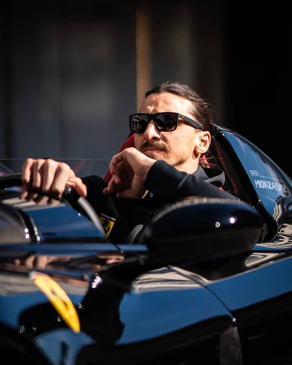 Ibrahimovic la volanul Ferrari-ului SP2