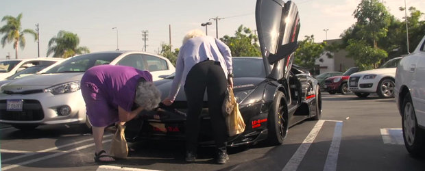 Ideal pentru cumparaturi: doua bunicute petrec o zi alaturi de un Lamborghini modificat