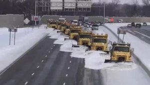 Idei pentru autoritatile din Romania: cum se deszapezeste o autostrada ca la carte