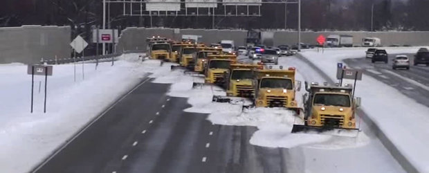 Idei pentru autoritatile din Romania: cum se deszapezeste o autostrada ca la carte