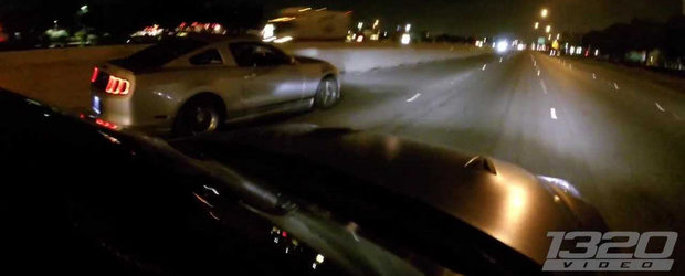 Ilegale in SUA: Un Mustang cu NOS se intrece cu un GT-R de 720 CP