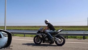 Ilegale in SUA: Yamaha R1M vs Nissan GT-R de 750 CP