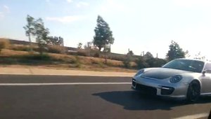 Ilegale pe autostrada: O Lada break face de rusine un Porsche 911 GT2 RS