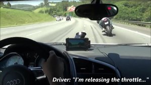Ilegale pe autostrada: un Audi R8 se ia la intrecere cu doua motociclete