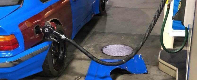 Imaginea asta a facut inconjurul lumii. Si-a tunat BMW-ul dar trebuie sa dea jos aripa la fiecare alimentare Imaginea asta a facut inconjurul lumii. Si-a tunat BMW-ul dar trebuie sa dea jos aripa la fiecare alimentare