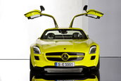 Imagini de vis: Mercedes SLS AMG  E-Cell pozeaza in Norvegia