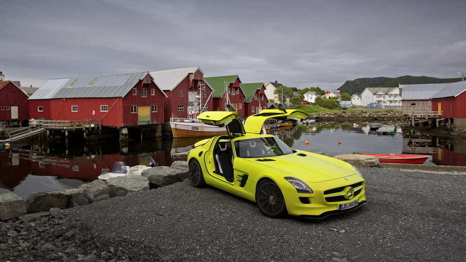 Imagini de vis: Mercedes SLS AMG  E-Cell pozeaza in Norvegia