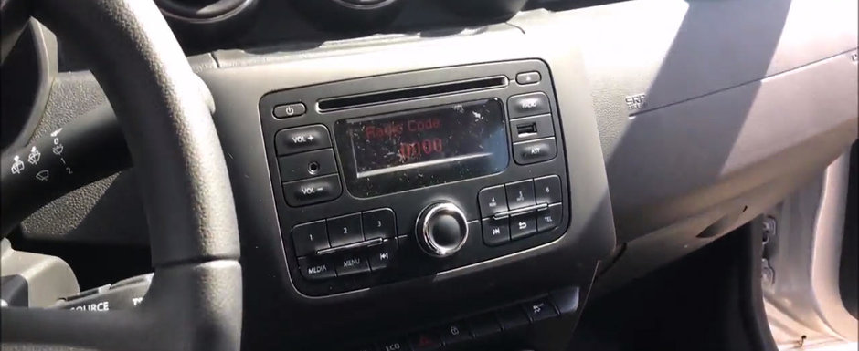 IMAGINI DIN ROMANIA cu noua Dacia Duster. Uite cum arata masina de la Mioveni in versiunea cu AC si fara sistemul MediaNav IMAGINI DIN ROMANIA cu noua Dacia Duster. Uite cum arata masina de la Mioveni in versiunea cu AC si fara sistemul MediaNav