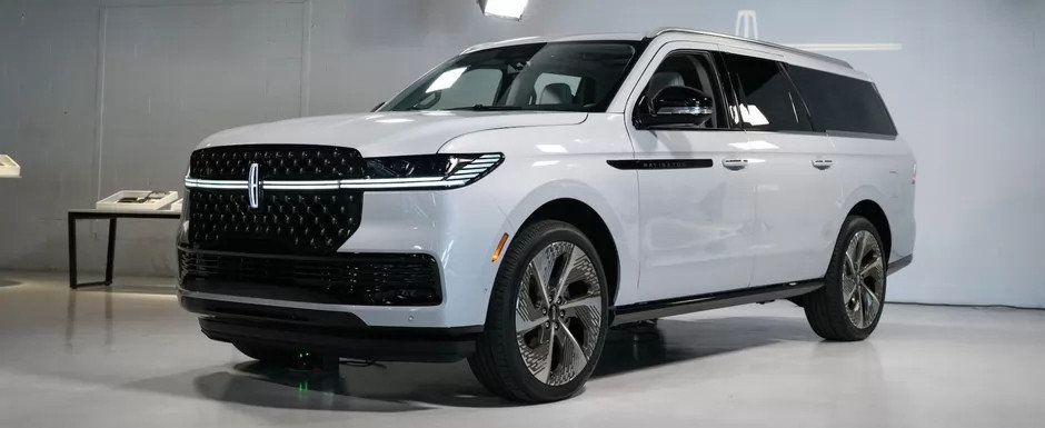 Imaginile care au bagat frica in sefii de la Mercedes-Benz, Audi si BMW. Lincoln prezinta oficial noul Navigator Facelift cu motor de 440 CP, un display color de 48 de inch si nu mai putin de 28 de boxe. Cum arata in realitate Imaginile care au bagat frica in sefii de la Mercedes-Benz, Audi si BMW. Lincoln prezinta oficial noul Navigator Facelift cu motor de 440 CP, un display color de 48 de inch si nu mai putin de 28 de boxe. Cum arata in realitate
