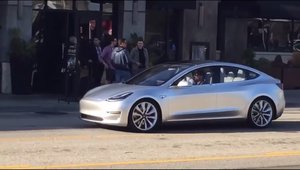 Imaginile care au creat isterie pe internet. Uite cum arata in realitate noua Tesla Model 3!