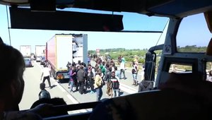 Imigrantii din Franta fura din camioane si vor sa intre cu forta in Anglia