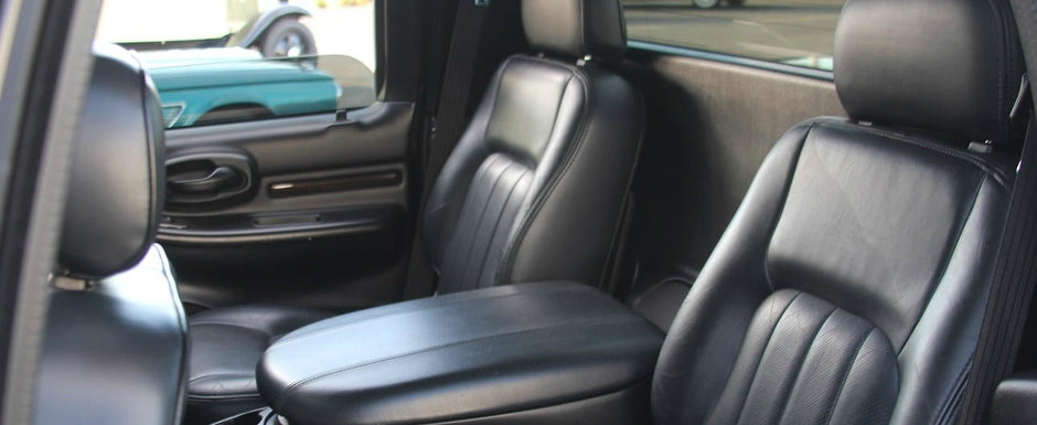 In 2002 avea motor V8 si scaune individuale. Cum arata astazi prima camioneta de lux din lume In 2002 avea motor V8 si scaune individuale. Cum arata astazi prima camioneta de lux din lume