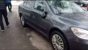 In Complex Regie din Bucuresti, cineva are boala pe oglinzile masinilor parcate
