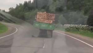 In Rusia nu poti sa stii niciodata cand te omoara cheresteaua dintr-un camion