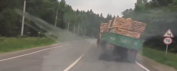 In Rusia nu poti sa stii niciodata cand te omoara cheresteaua dintr-un camion