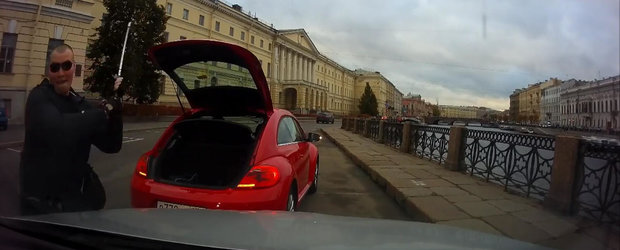 In Rusia, orice sofer de VW Beetle are in portbagaj o crosa de golf. Dar nu ca sa nimereasca gaura...