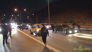 In Suedia masinile de 1000 de cp fiecare se intrec la curse ilegale de fata cu politia