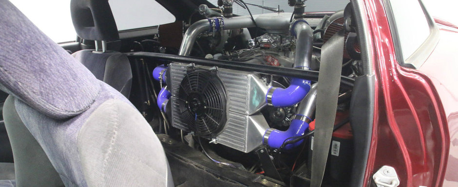 Inainte intrau 4, insa acum abia daca mai incap 2 persoane. Bancheta spate a fost inlocuita cu un motor V8 biturbo Inainte intrau 4, insa acum abia daca mai incap 2 persoane. Bancheta spate a fost inlocuita cu un motor V8 biturbo
