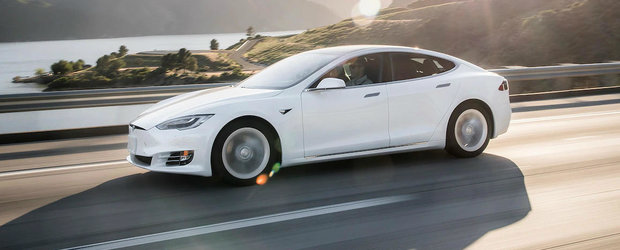Inca o palma data... tuturor: Noua Tesla Model S parcurge aproape 600 de KM cu un singur 'plin'