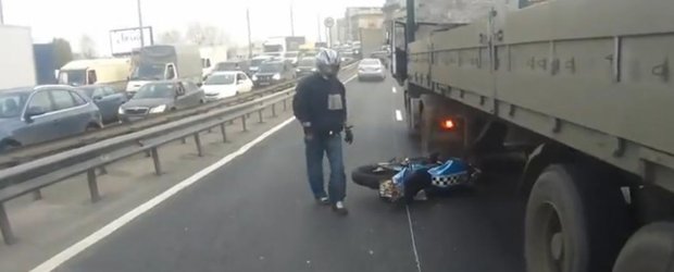 Inca un exemplu de motociclist idiot, dar care primeste ce merita