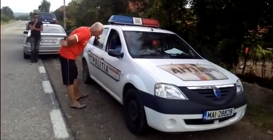 Inca un exemplu de soferi prosti facuti gramada cu care au de-a face politistii rutieri din Romania Inca un exemplu de soferi prosti facuti gramada cu care au de-a face politistii rutieri din Romania