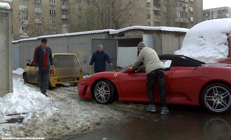 Poze Poze Stiri Inca Un Ferrari Este Tras De O Masina Ieftina