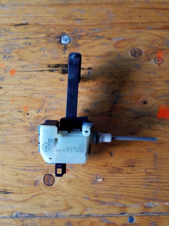 Inchidere usita rezervor Mercedes w211 A2038201997