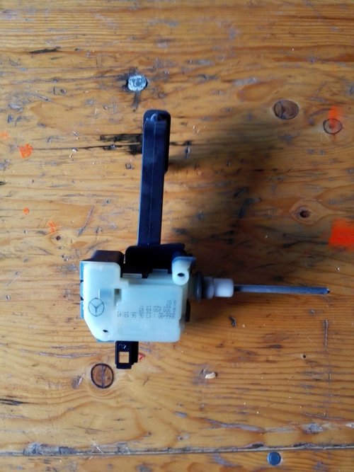 Inchidere usita rezervor Mercedes w211 A2038201997