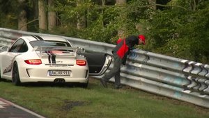 Incident inedit la Nurburgring: Pasagerul unui Porsche GT3 are nevoie de putin... aer