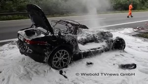 Incident nefericit pe Autobahn: Un Jaguar F-Type sfarseste in flacari