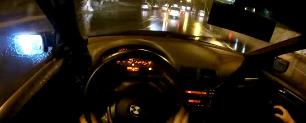 Inconstienta maxima. Drifturi ilegale pe ploaie cu un BMW E46